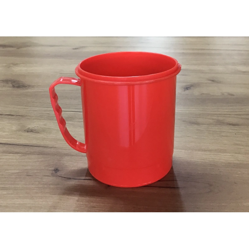 Plastovy hrnek cerveny 720ml