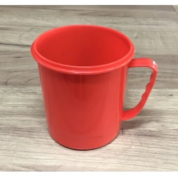 Plastovy hrnek cerveny 720ml1