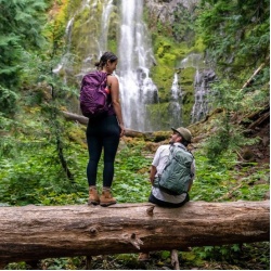 Osprey Sportlite 25l M L lehky minimalisticky turisticky outdoorovy batoh pine leaf 5